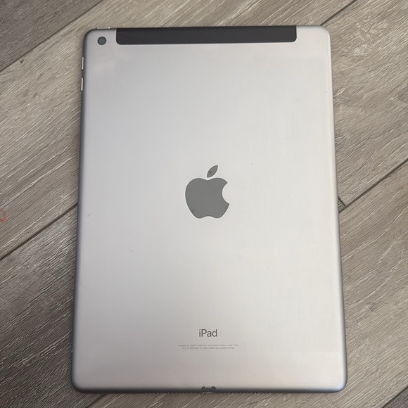 Apple IPad 6th generation 32GB IOS 17.7.5 black and grey - Picture 4 of 4